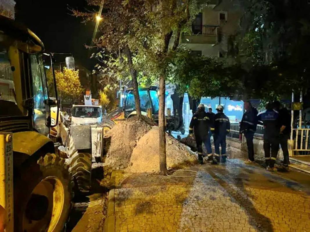 Görevli gibi giyinip sokağı kazdılar: Çıkanlar hayrete düşürdü! Borulara zarar verince gerçek ortaya çıktı 30